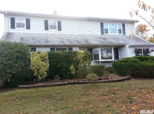 169 Matthews Rd, Oakdale, NY 11769
