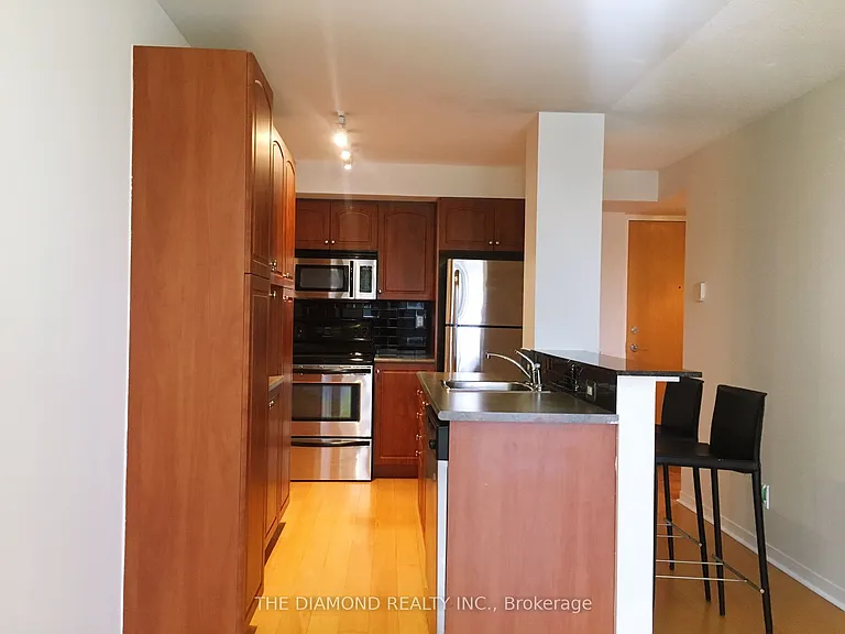 1040 The Queensway #406 — Photo 5