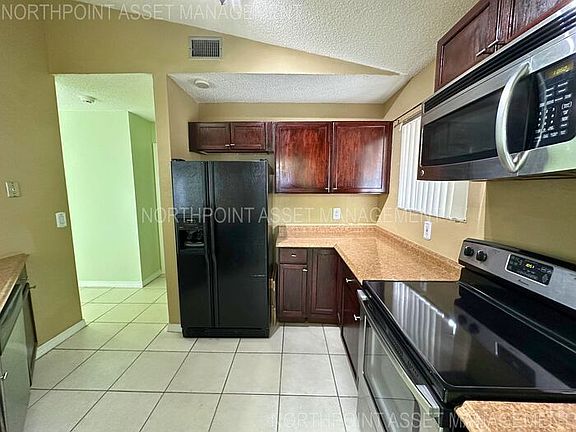 4th image of 2410 SW 87th Ter