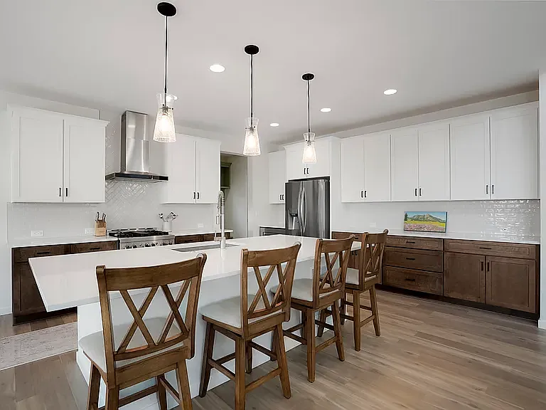 5 bed, 4.5 bath, 4137 sqft, $5,000 — Photo 3