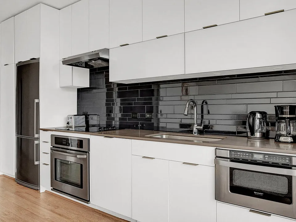 Kitchen (staged)