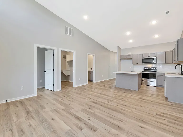 1023 S Edwards St #200 — Photo 6