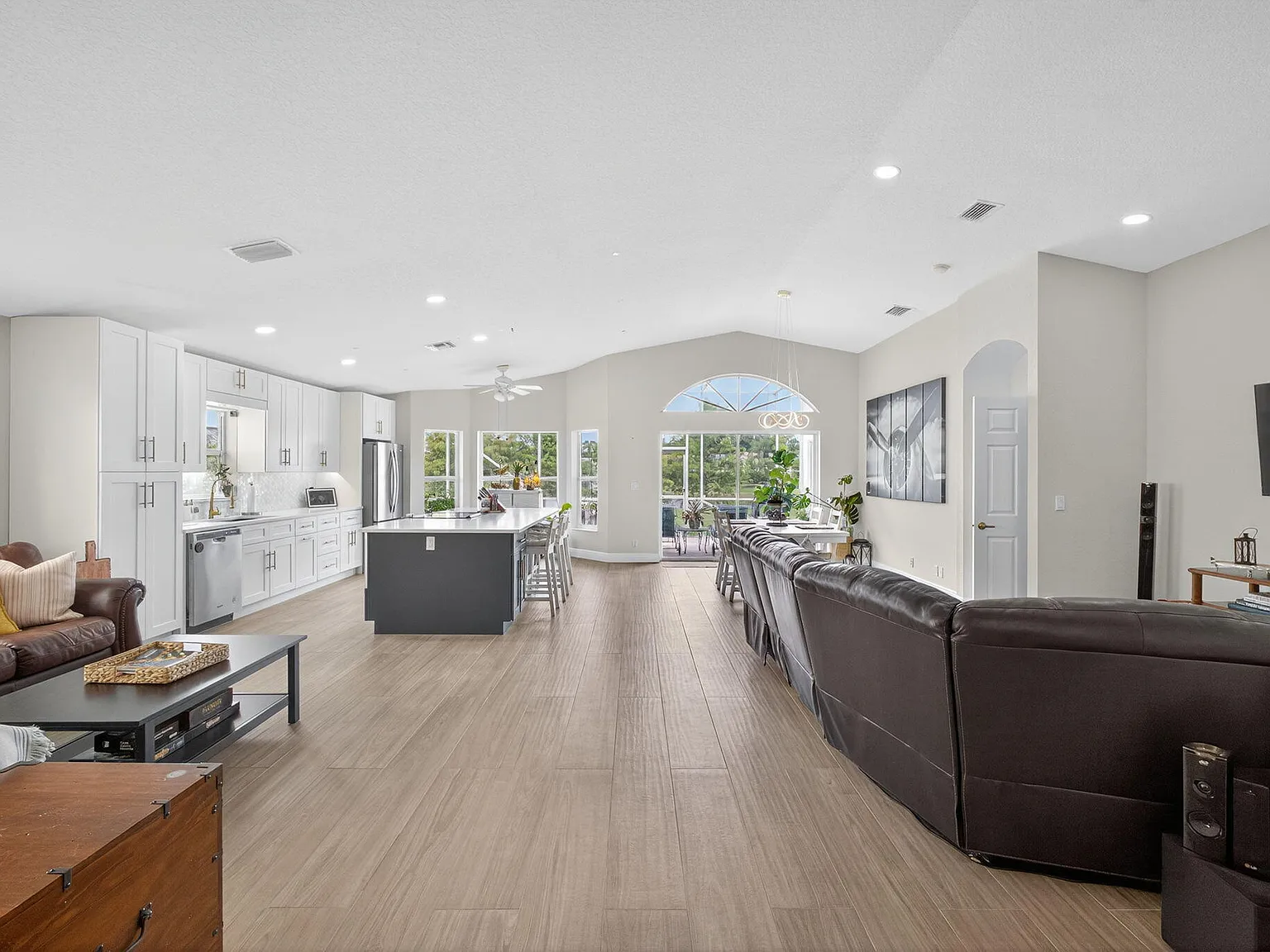 3 bed, 2.0 bath, 1943 sqft, $5,000 — Photo 3