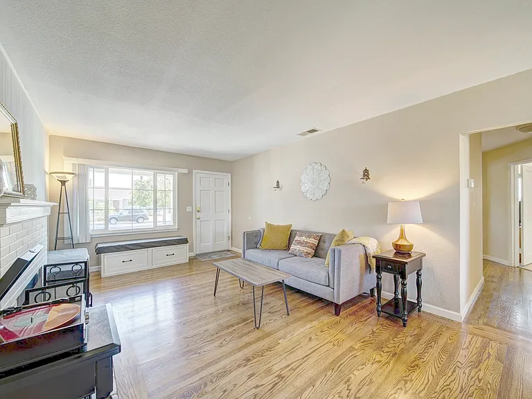 1024 Locust St — Photo 3