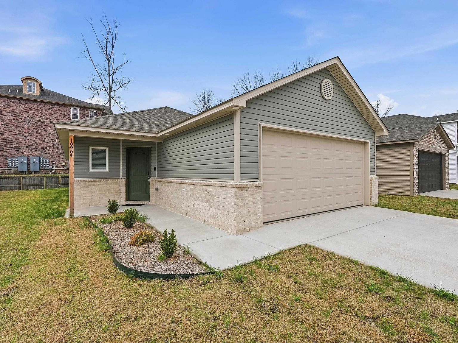 4 bed, 2.0 bath, 1459 sqft, $2,600 — Photo 2