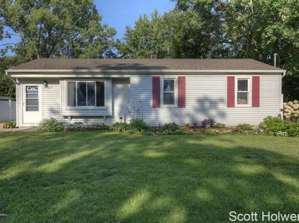 4505 Westgate Dr NW, Comstock Park, MI 49321