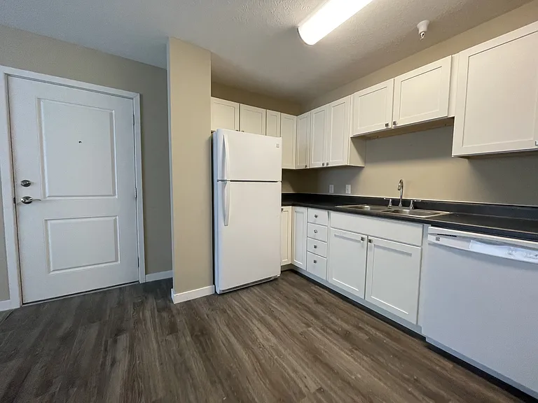 511 Cavalier Dr — Photo 9