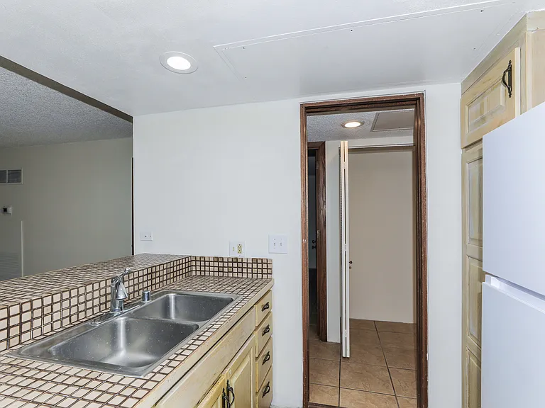 555 Hahaione St #B100 — Photo 18