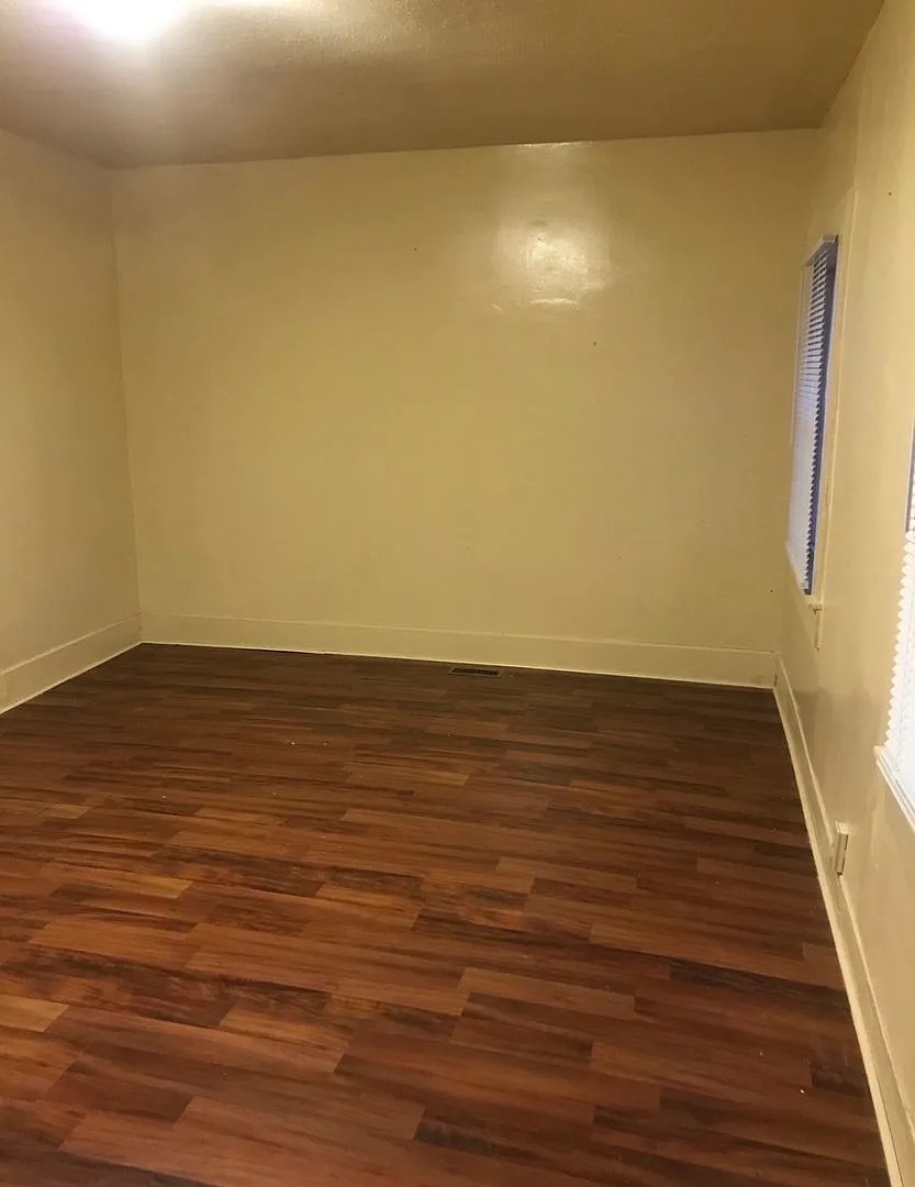 One bedroom — Photo 2