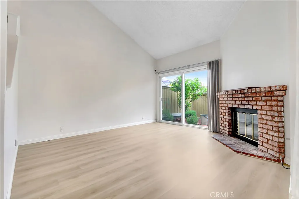3 bed, 2.5 bath, 1475 sqft, $3,400 — Photo 3