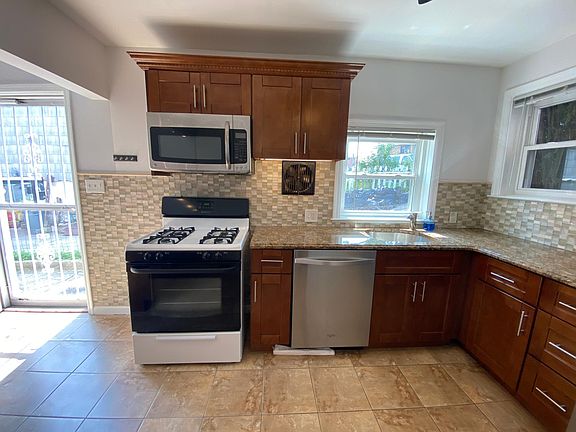 4th image of 3143 Waterbury Ave #1