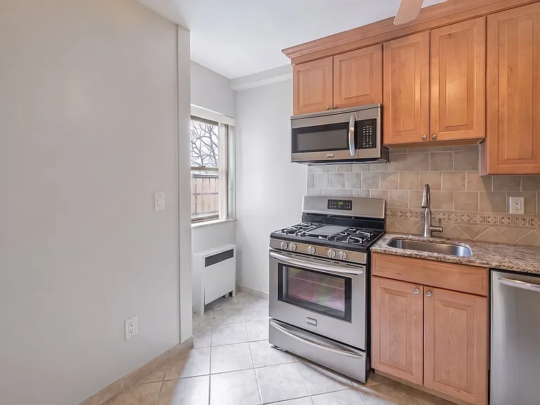 420 Park Pl #5C — Photo 5
