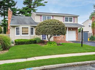22 Guild Ct, Plainview, NY 11803