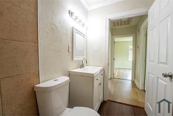 220 Armstrong St — Photo 10