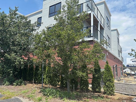2nd image of 1391 Main St #201