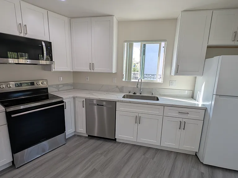 13435 Moorpark St — Photo 19