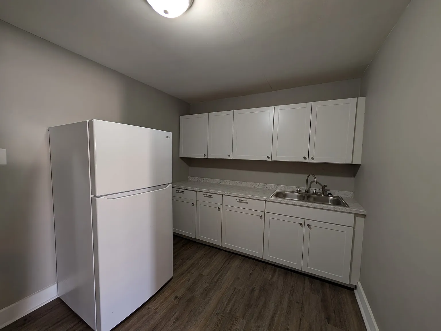 Two Bedroom, 1 Bathroom Apartment — Photo 3