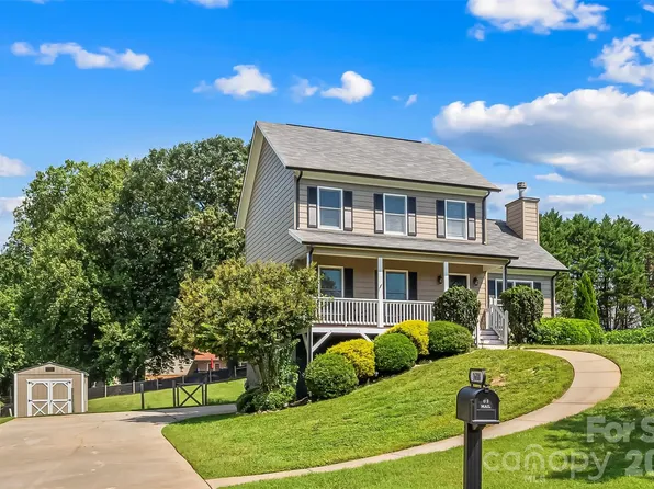 1688 Buffett Cir, Hickory, NC 28602