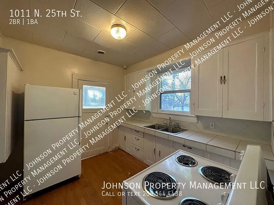 Charming North End Ground level duplex unit and PET-Friendly! — Photo 2