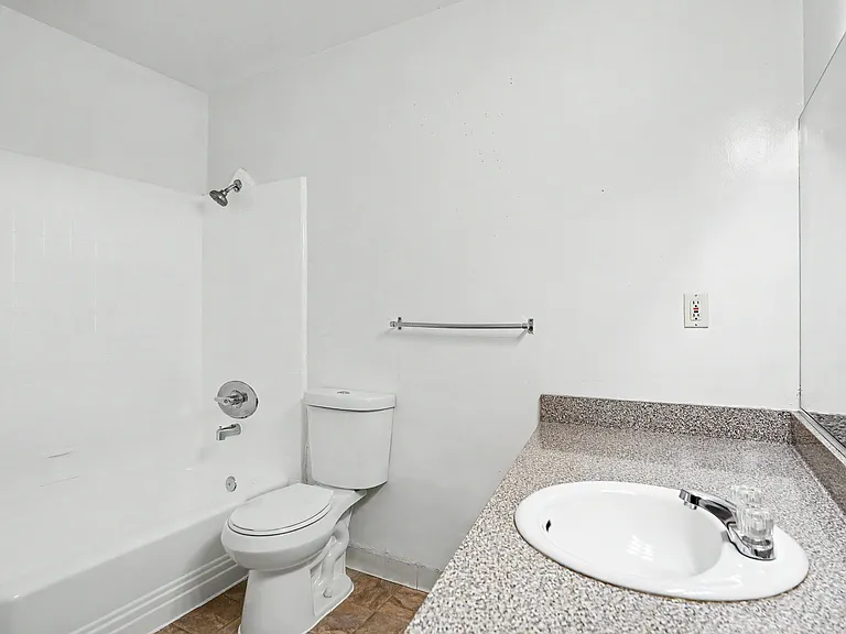 Hollywood Apartments — Photo 64
