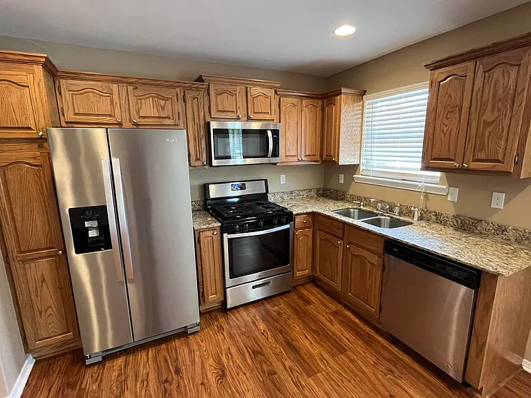 808 S Knoxville Ave — Photo 4