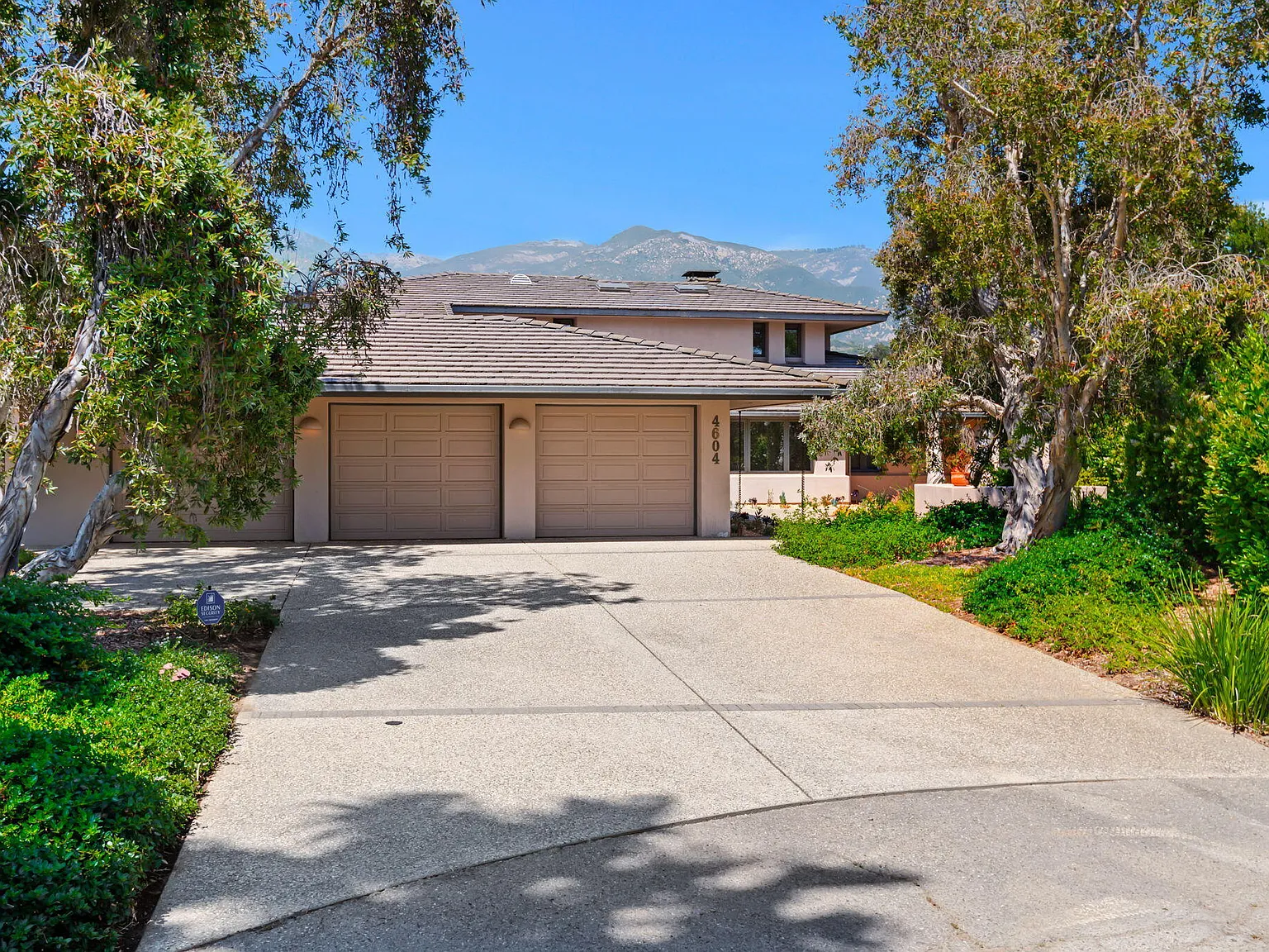 4 bed, 3.0 bath, 4546 sqft, $10,250 — Photo 1