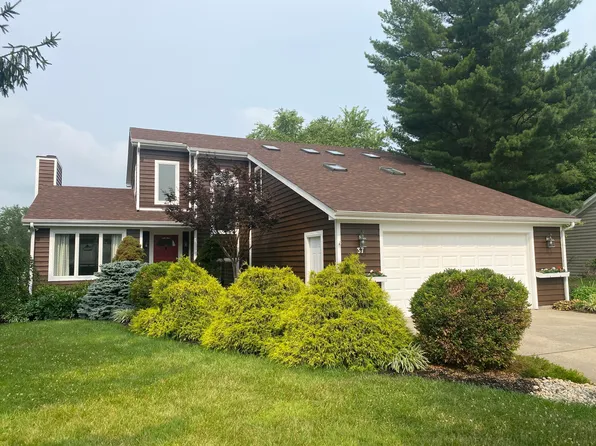 37 Callery Pear Dr, Batesville, IN 47006