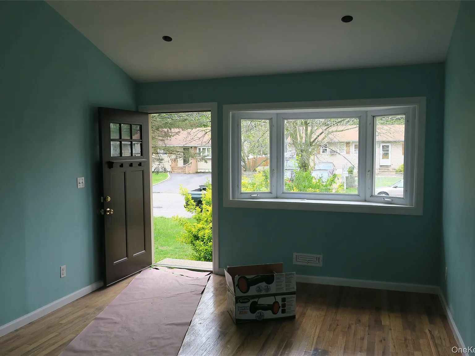 3 bed, 1.0 bath, 872 sqft, $3,700 — Photo 4
