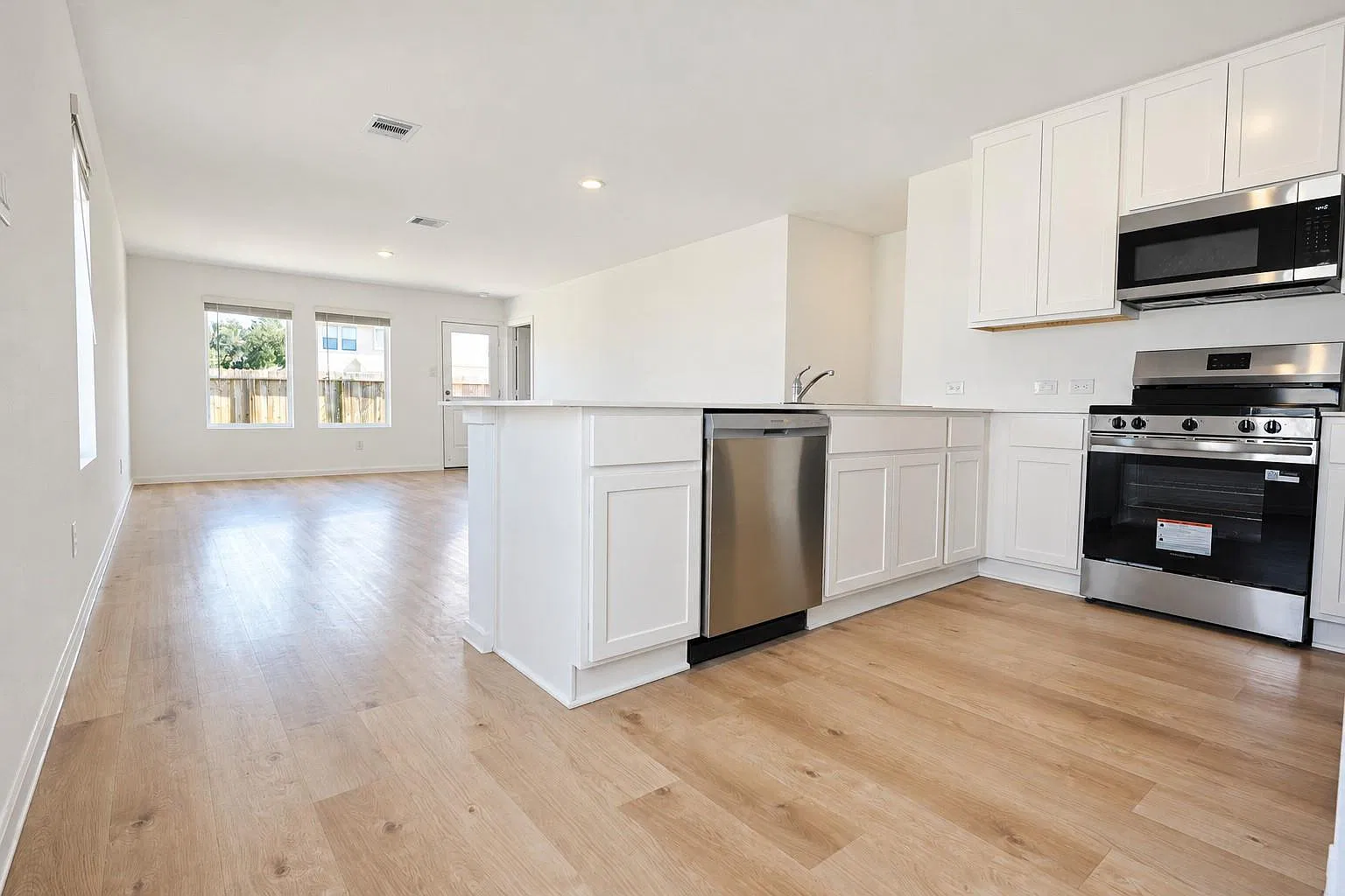 3 bed, 2.0 bath, 1273 sqft, $1,825 — Photo 2
