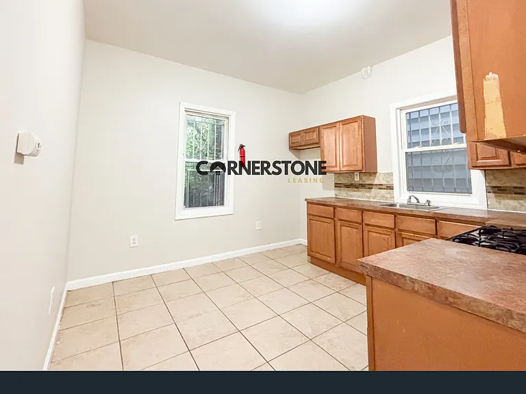 828 S 16th St — Photo 15