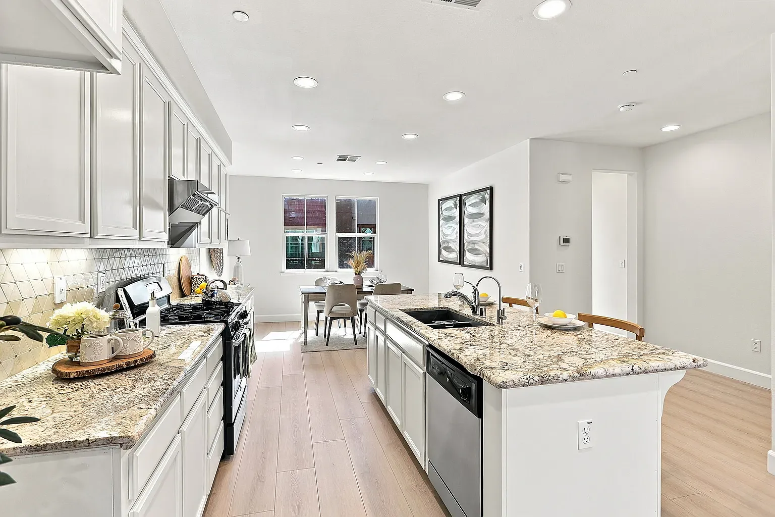 3 bed, 3.5 bath, 1600 sqft, $6,000 — Photo 3