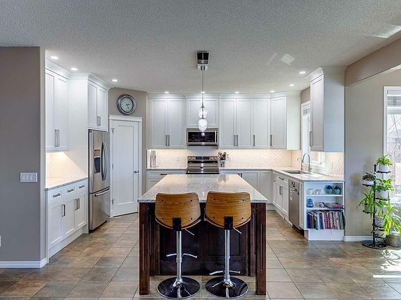 3rd image of 6 Crystal Shores Lndg