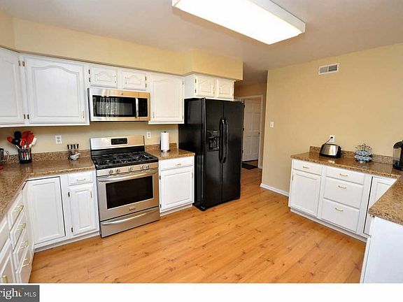 4th image of 7 W Raymond Dr