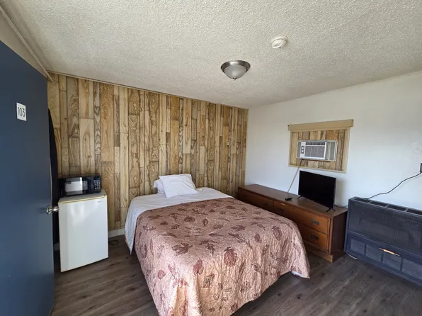 337 E 2nd St, Powell, WY 82435