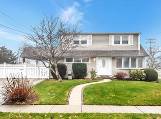 298 E Lake Ave, Massapequa Park, NY 11762