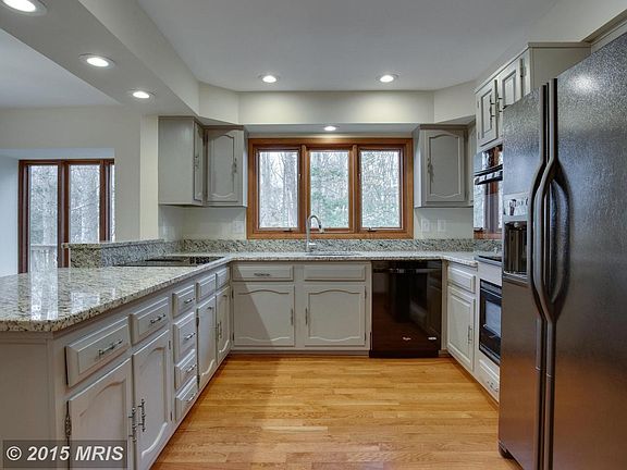 KITCHEN WITH NEWER APPLIANCES!