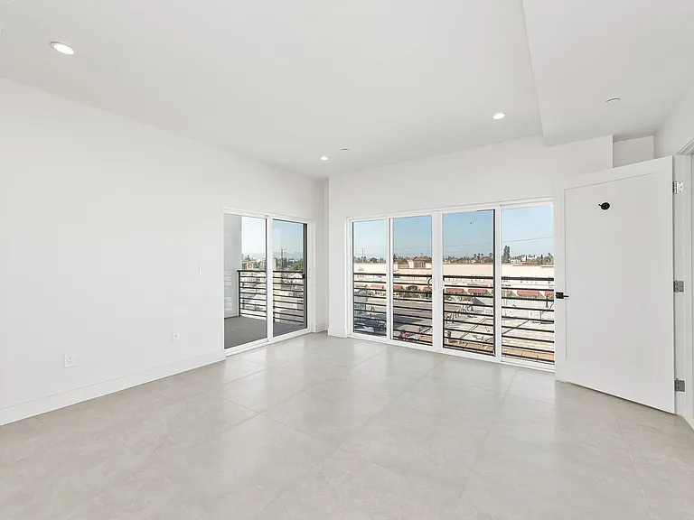 6025 Craner Ave — Photo 17