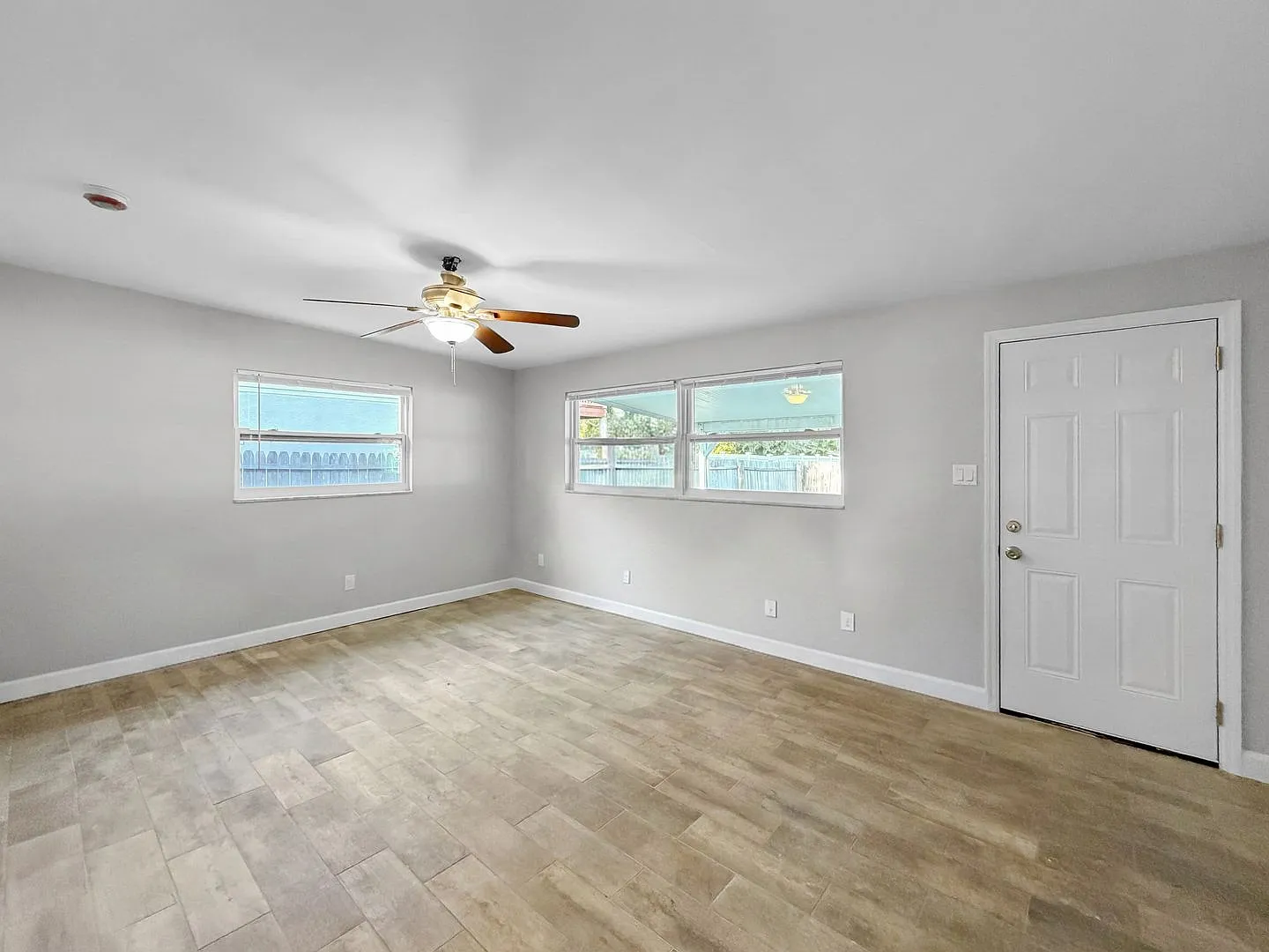 Beautiful Gulfport Home Available for Immediate Move-In! 2bed | 1bath — Photo 2