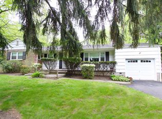 7 Greenbrier Rd, Green Brook, NJ 08812