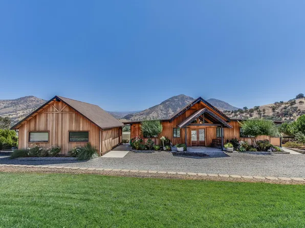 7042 Palomino Dr, Sanger, CA 93657