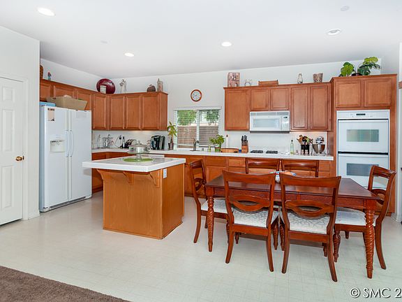 5th image of 210 Petunia Ct