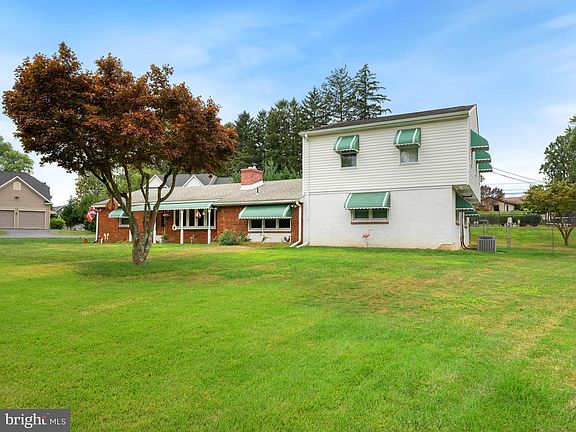 3rd image of 7 Garden Cir