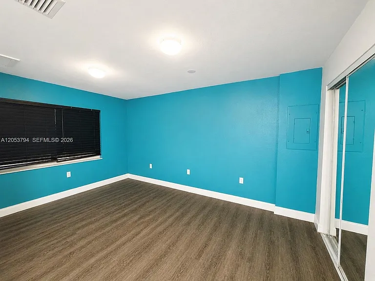 985 SW 10th St #3 — Photo 5