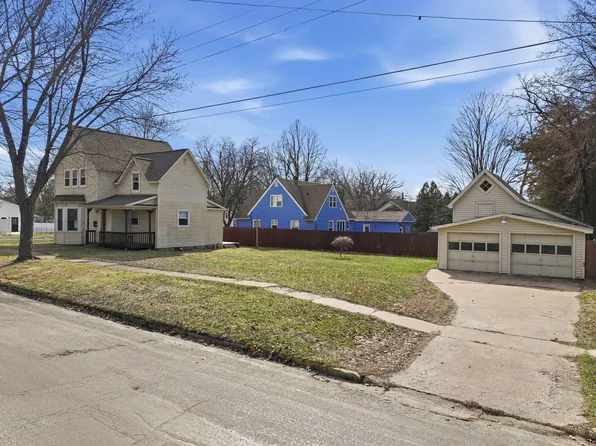921 11th St E, Menomonie, WI 54751