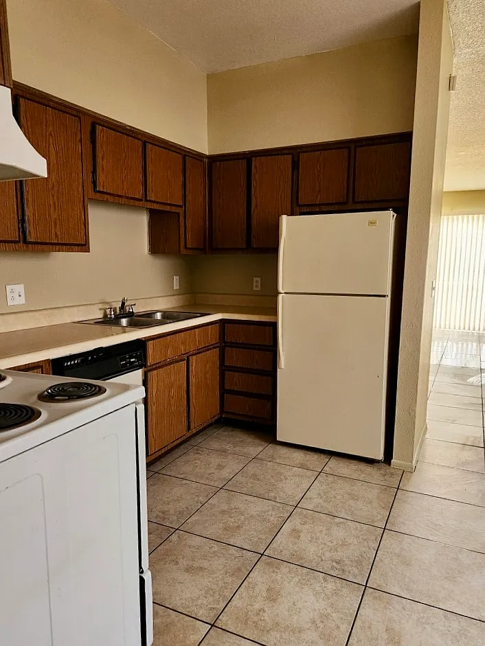 Building Photo - 2846 E Kathleen Rd #102