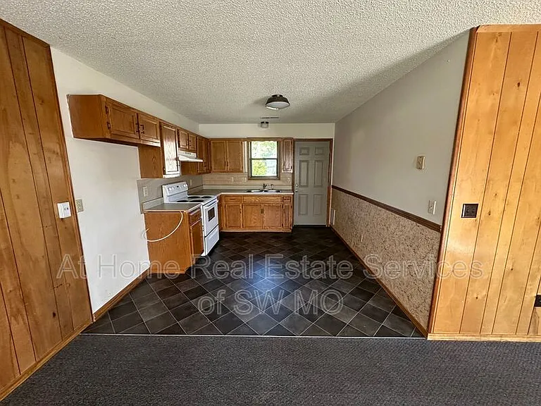 327 W Elm St #A — Photo 3