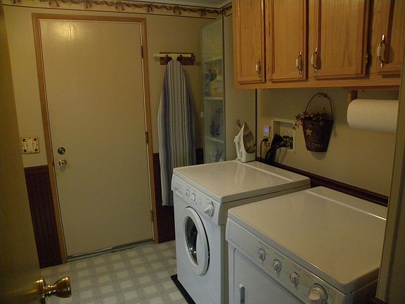 Laundry with washer/dryer