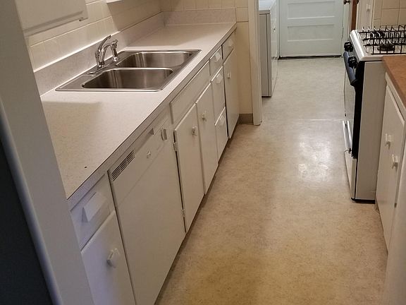 Kitchen. Dishwasher included.
