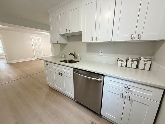 5th image of 34 Kenwood Ave