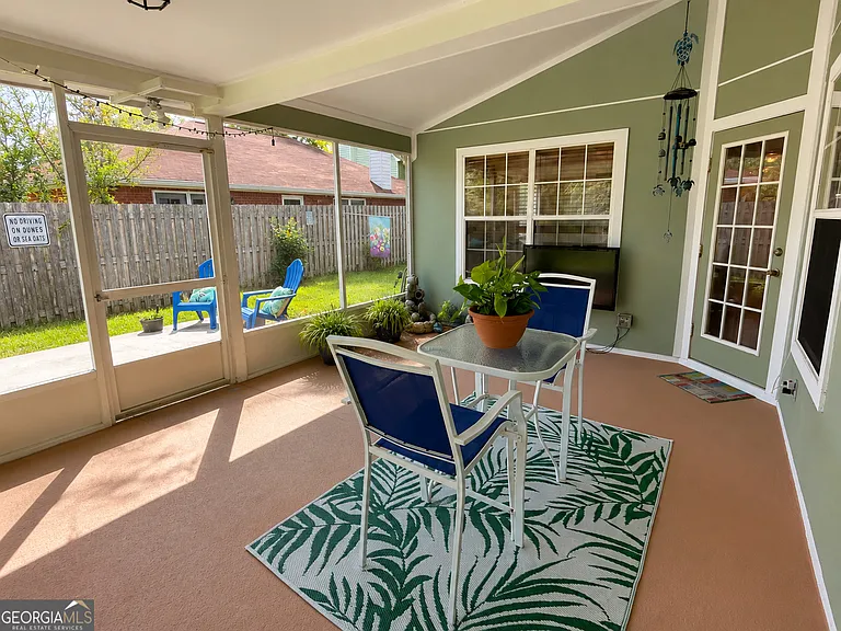 102 Summer Dr — Photo 32